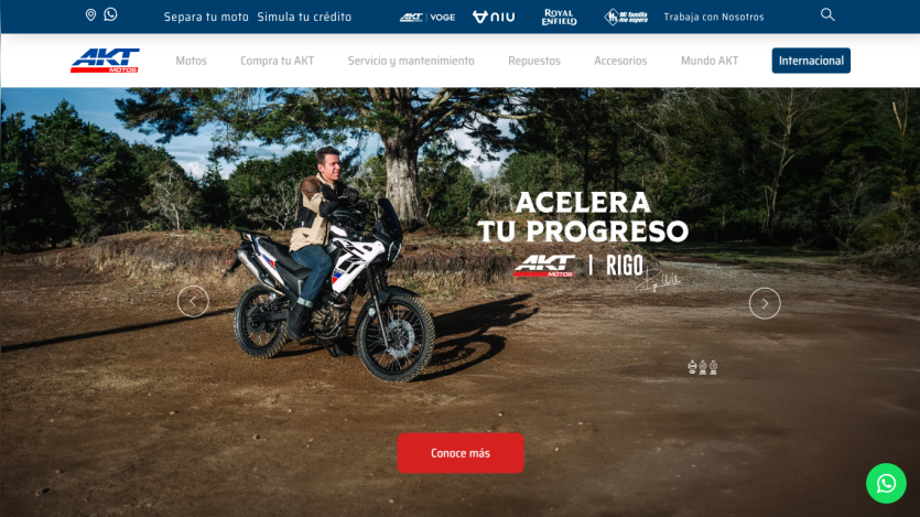 Motorcycle advertisement featuring a rider with the text 'Acelera tu Progreso' and a call to action button.