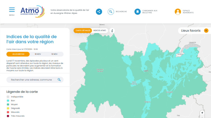 Air quality indices map for Auvergne-Rhône-Alpes region with good to moderate levels, updated November 17, 2025