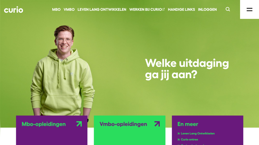 Educational website hero with a smiling young man and text 'Welke uitdaging ga jij aan?' offering MBO and VMBO courses