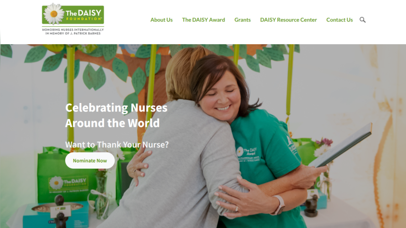The DAISY Foundation homepage with a hero image of two people hugging and text inviting to thank nurses by nominating them