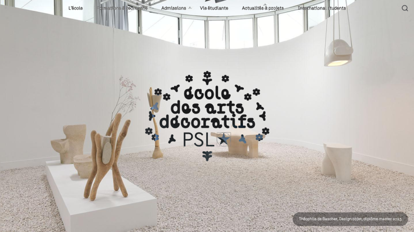 École des arts décoratifs PSL website with navigation menu and artistic sculptures in a bright gallery space.