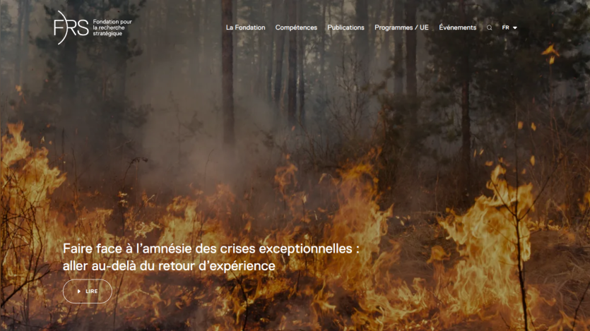 Homepage of Fondation pour la recherche stratégique with forest fire background and headline about facing exceptional crises