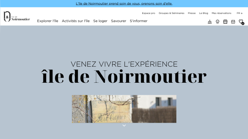Welcome message and navigation for Île de Noirmoutier tourism with a street sign image.