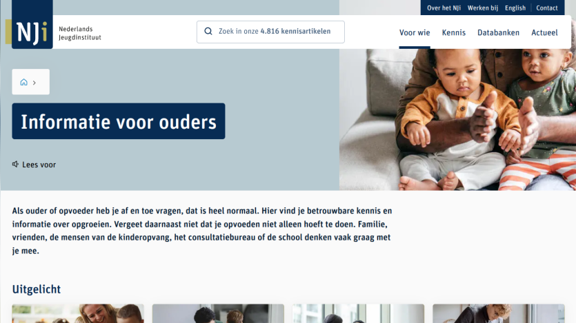 NJi website section titled 'Informatie voor ouders' with search bar, navigation menu, and image of two toddlers on a couch