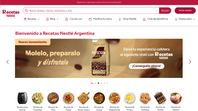 Recetas Nestlé Argentina homepage with coffee product promotion and recipe categories including Airfryer, salads, chicken, pasta, and desserts