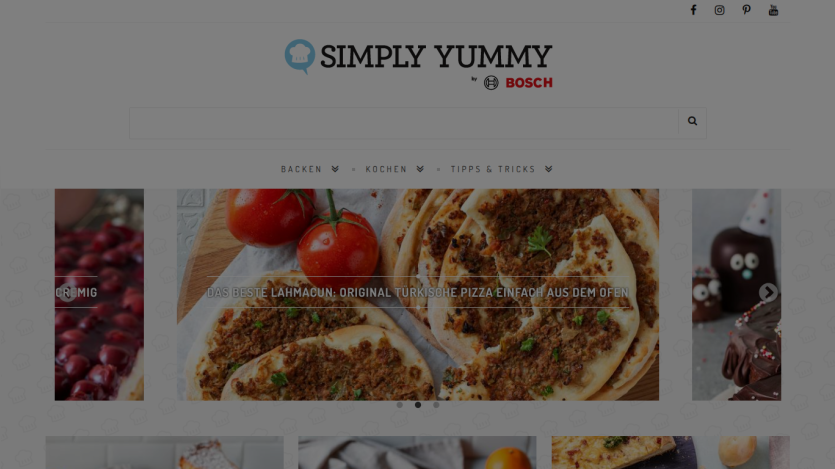 Simply Yummy website homepage with navigation and hero image of Turkish pizza Lahmacun