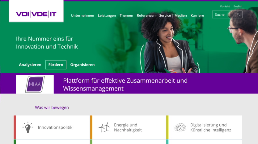 German technology and innovation site with navigation, search, and hero text about collaboration and knowledge management.