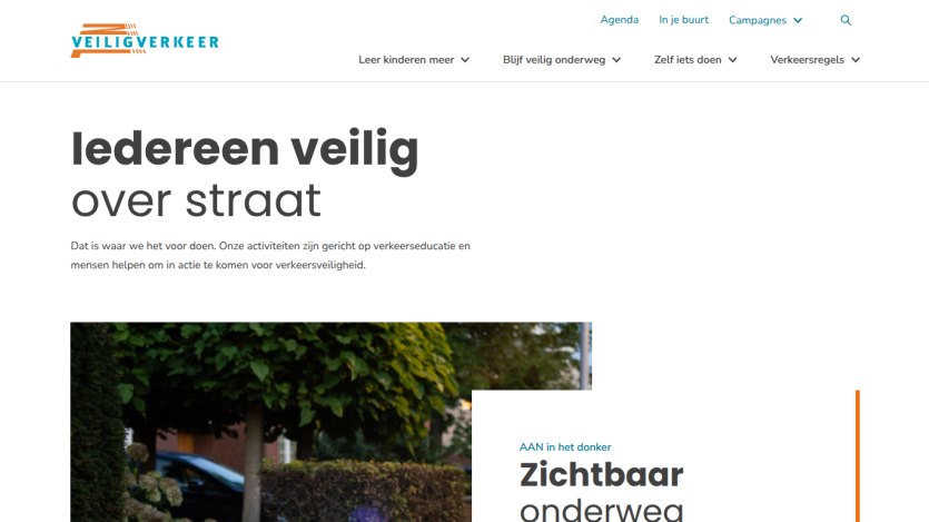 Website promoting traffic safety education with headline 'Iedereen veilig over straat' and a section about visibility in the dark.