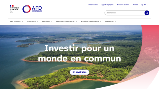 Homepage featuring a scenic landscape with the text 'Investir pour un monde en commun' and a call-to-action button.