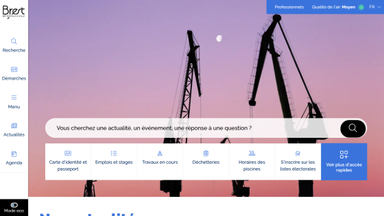 Search bar over construction crane background with navigation menu on left and top links in French