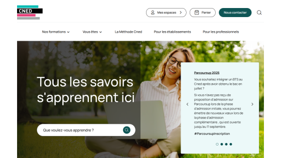 Homepage featuring a woman with a laptop and the text 'Tous les savoirs s'apprennent ici.'