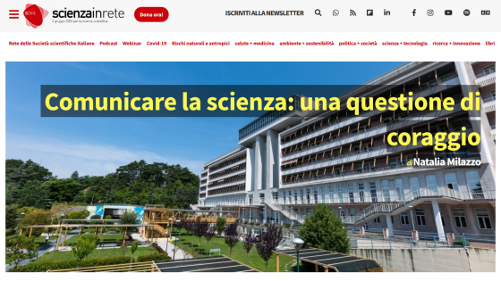 Science communication article titled 'Comunicare la scienza: una questione di coraggio' with a large building and garden background