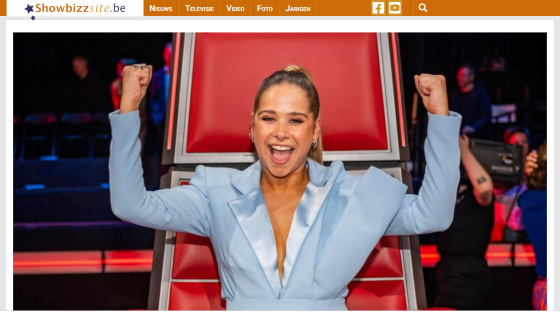 Showbizzsite.be homepage with navigation menu and a woman celebrating in a red chair