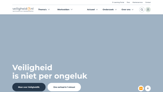 Website header with navigation and hero section stating 'Veiligheid is niet per ongeluk' with two call-to-action buttons