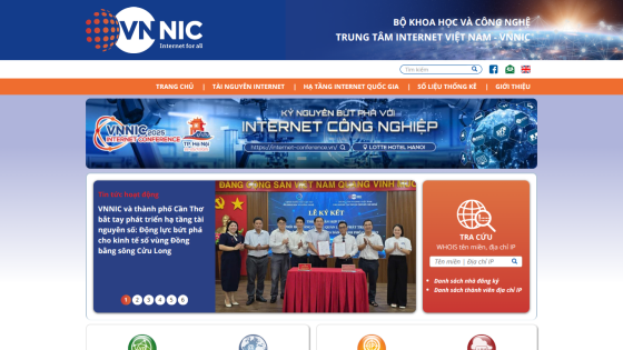 VN NIC homepage featuring a banner and a group photo with officials promoting internet initiatives.