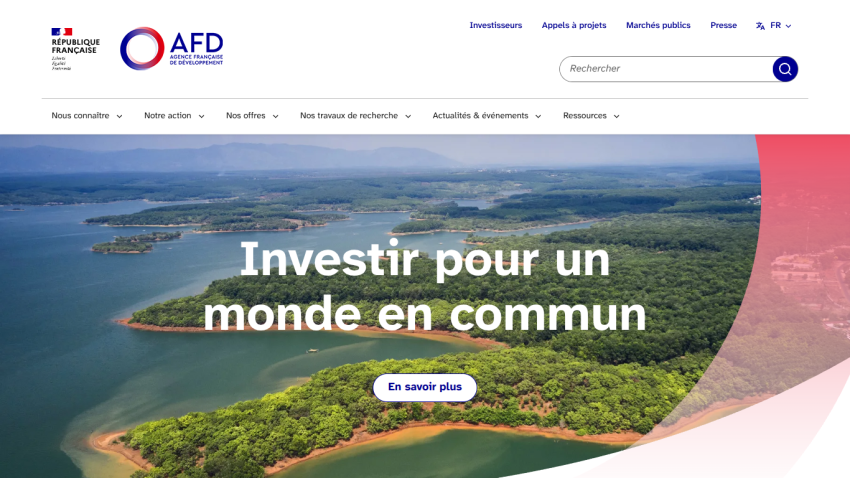 Homepage featuring a scenic landscape with the text 'Investir pour un monde en commun' and a call-to-action button.