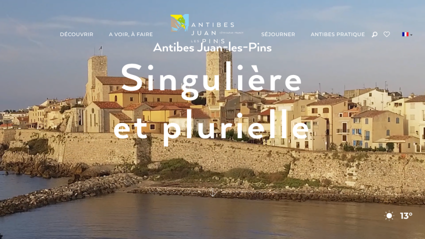 Tourism website for Antibes Juan-les-Pins featuring boats on water and navigation menu in French