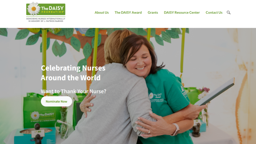 The DAISY Foundation homepage with a hero image of two people hugging and text inviting to thank nurses by nominating them