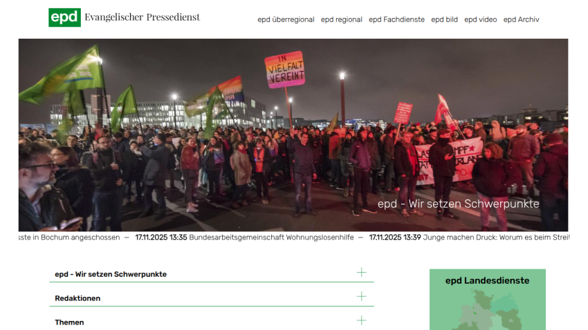 Evangelischer Pressedienst homepage with navigation links and a large hero image of a crowd holding flags and signs at night
