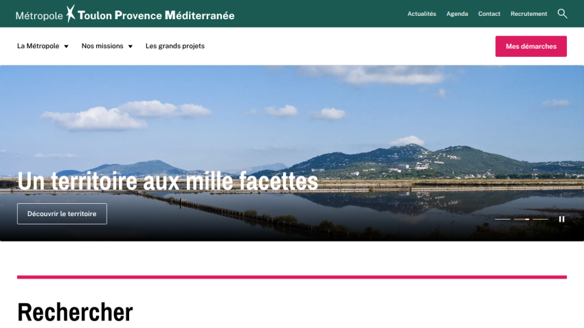 Website header and navigation for Toulon Provence Méditerranée with hero image of landscape and text 'Un territoire aux mille facettes'.