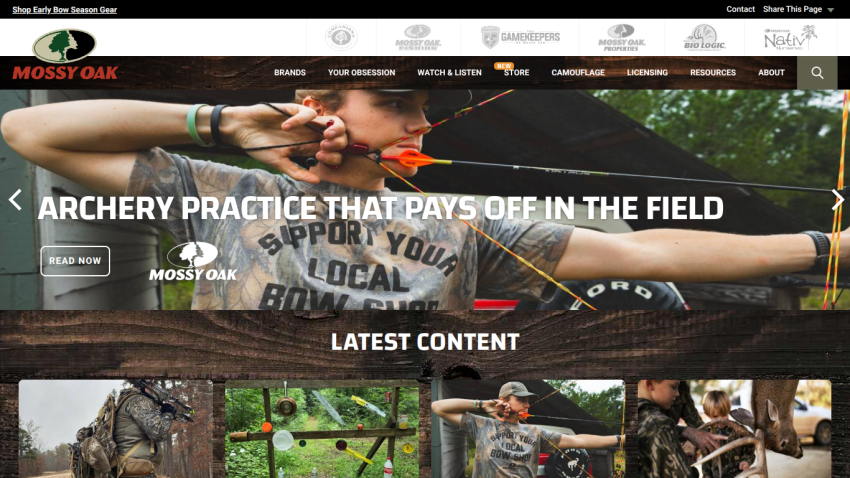 Mossy Oak website featuring archery practice promotion and latest content section.