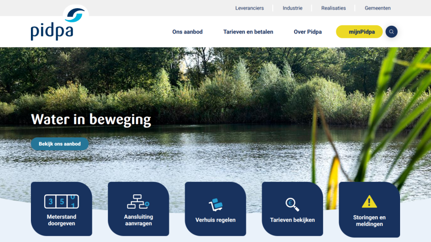 Pidpa website homepage with water-themed hero image and navigation offering services like meter reading, connection requests, and moving arrangements