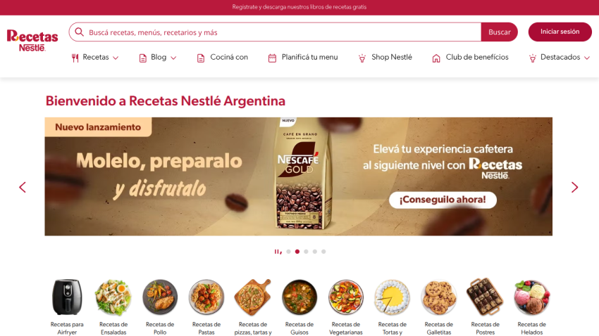 Recetas Nestlé Argentina homepage with coffee product promotion and recipe categories including Airfryer, salads, chicken, pasta, and desserts