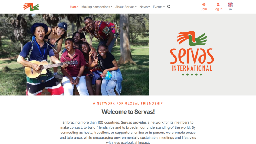 Servas International homepage with a group photo and welcome message about global friendship and sustainable meetings