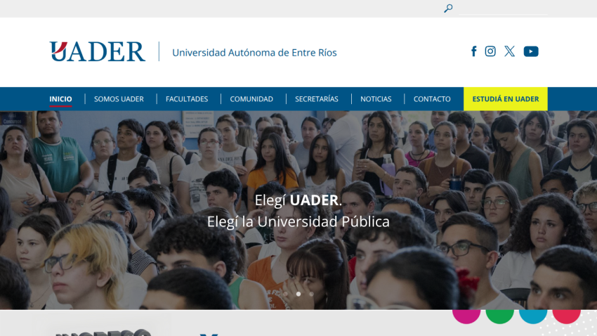 Universidad Autónoma de Entre Ríos homepage with navigation menu and hero section showing students in a classroom and text 'Una Universidad que transforma.'